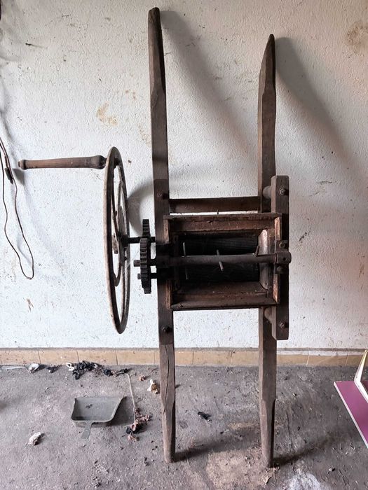 presa de struguei veche in stare de functiune de capacitatea de 800 litri