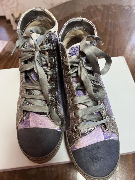 Лилави кожени кецове с пеперуди