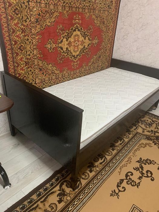 Продаем односпальную кровать+матрас