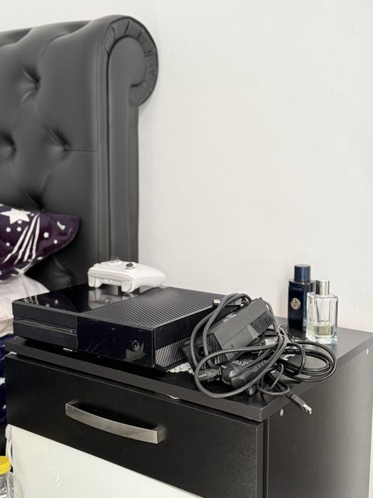 Vand Xbox one ca nou foarte putin folosit