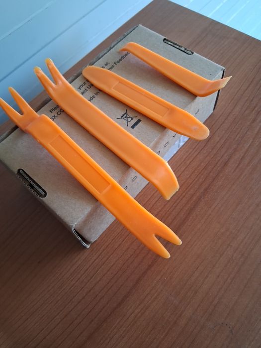 Vand scule pentru demontare clipsuri