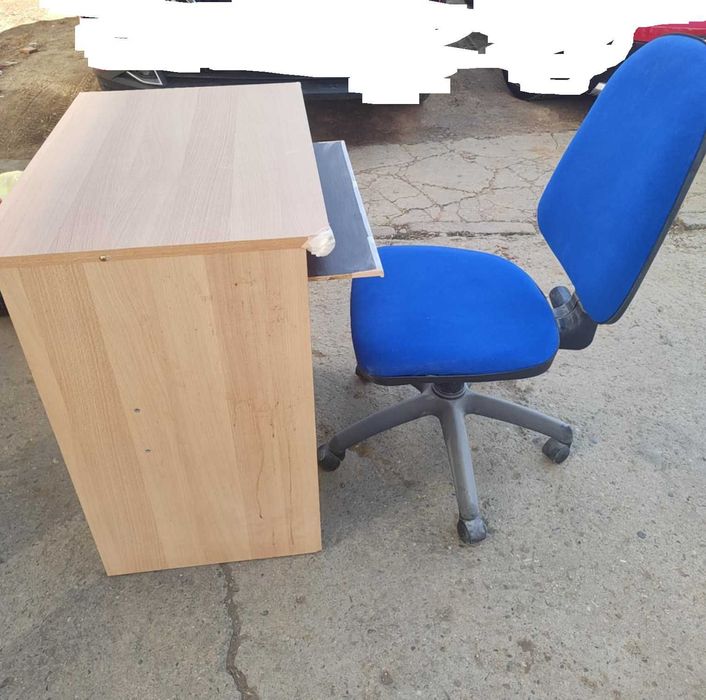 Малко бюро с поставка за клавиатура и мишка и офис стол за него