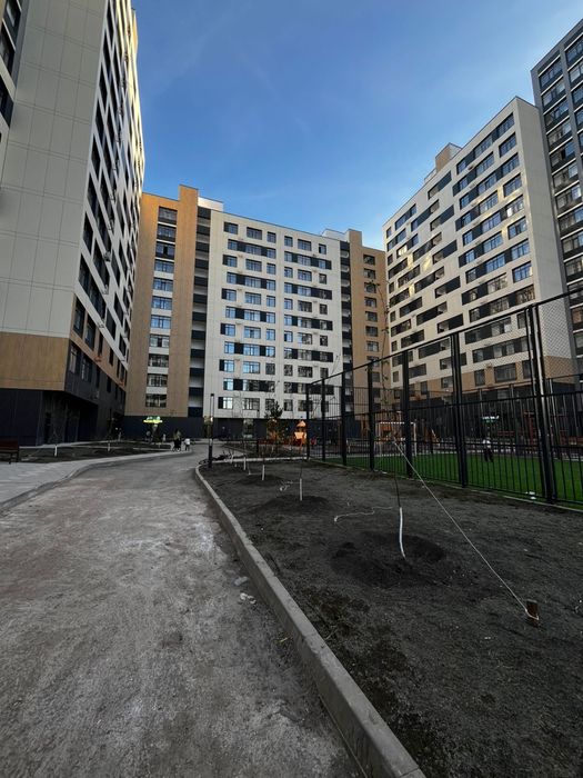 Продам евротрешку в левом берегу