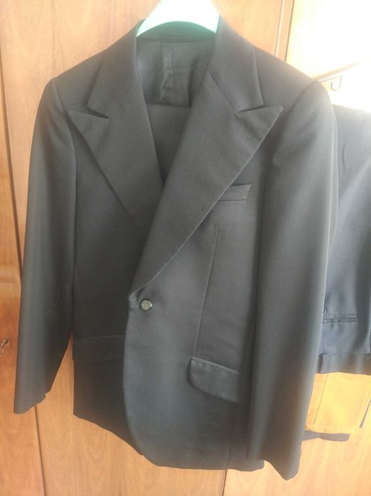 Продавам мъжки костюми
