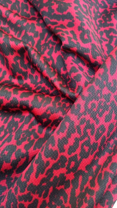 Червена рокля с леопардов принт