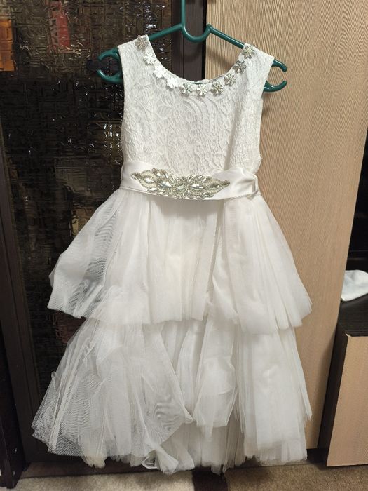 Платья нарядные.