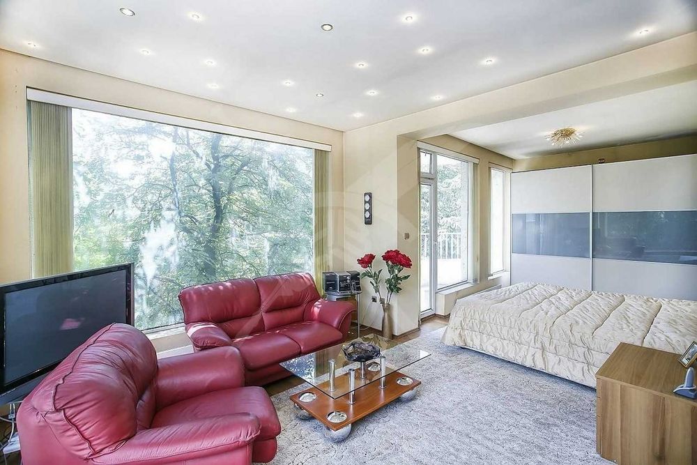 Продава се Къща в Варна, Морска градина - 486 кв.м за 3396 €/кв.м - Снимка #1