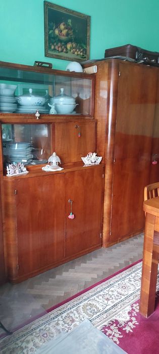 Vand mobila veche din lemn de nuc .