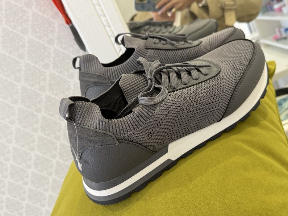 Продам новые кроссовки