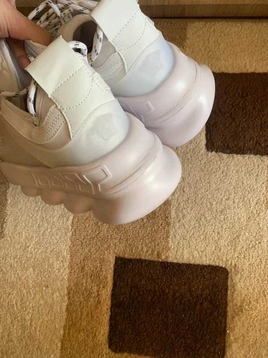 Versace chain reaction