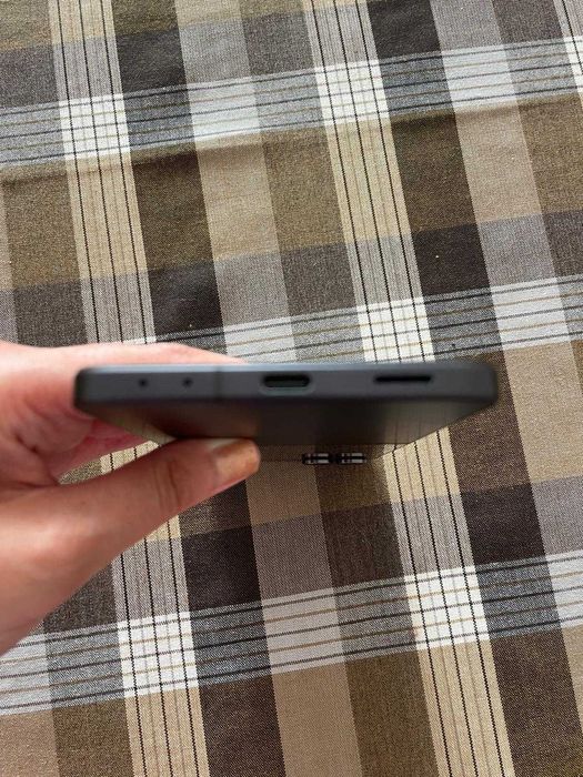 Продавам Samsung Galaxy Z Flip 7 256 GB използван 2 месеца