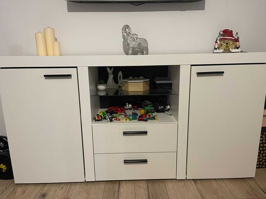 Vand comoda pentru camera