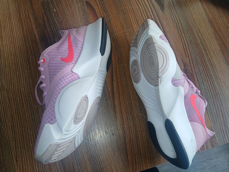 Продам новые кроссовки