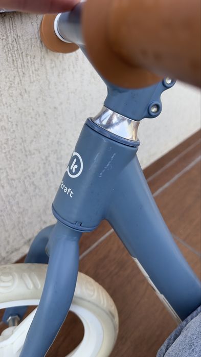 Bicicletă fără pedale Kinderkraft Fly Plus– Albastru denim cu sonerie