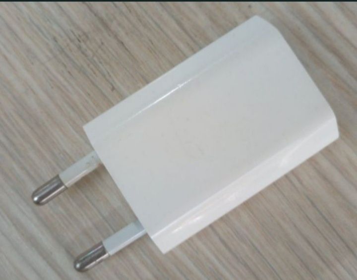 Vând 2 Incarcatoare originale  Apple iPhone,25 lei buc.