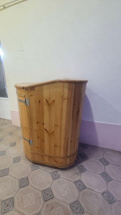 Продаётся кедровая бочка ручной работы из натурального дерева.