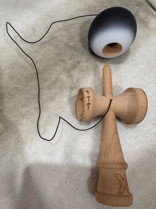 Kendama Originala X, Big Cups V3, Rubber Grip cu Cupe Mari, Ata 55 cm,
