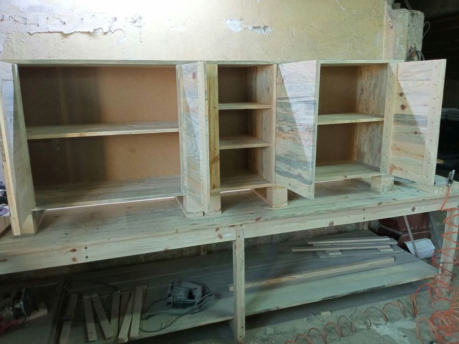 Шкаф-скрин тип "Палетна мебел"