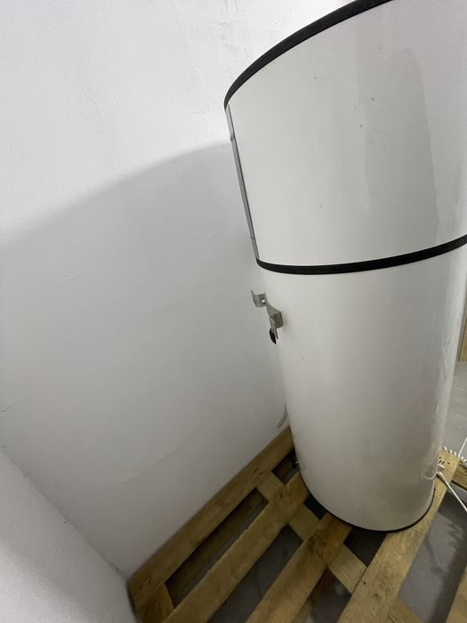 Boiler cu pompa de caldura de 110 litri pentru apa calda menajera