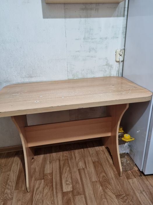 Отдам бесплатно кухонный стол
