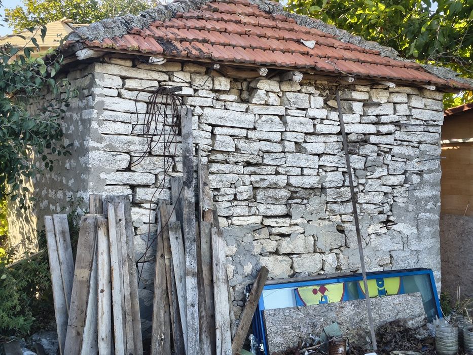 Дялан камък, стара постройка
