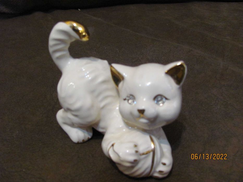 статуэтка котик играющий в мяч.