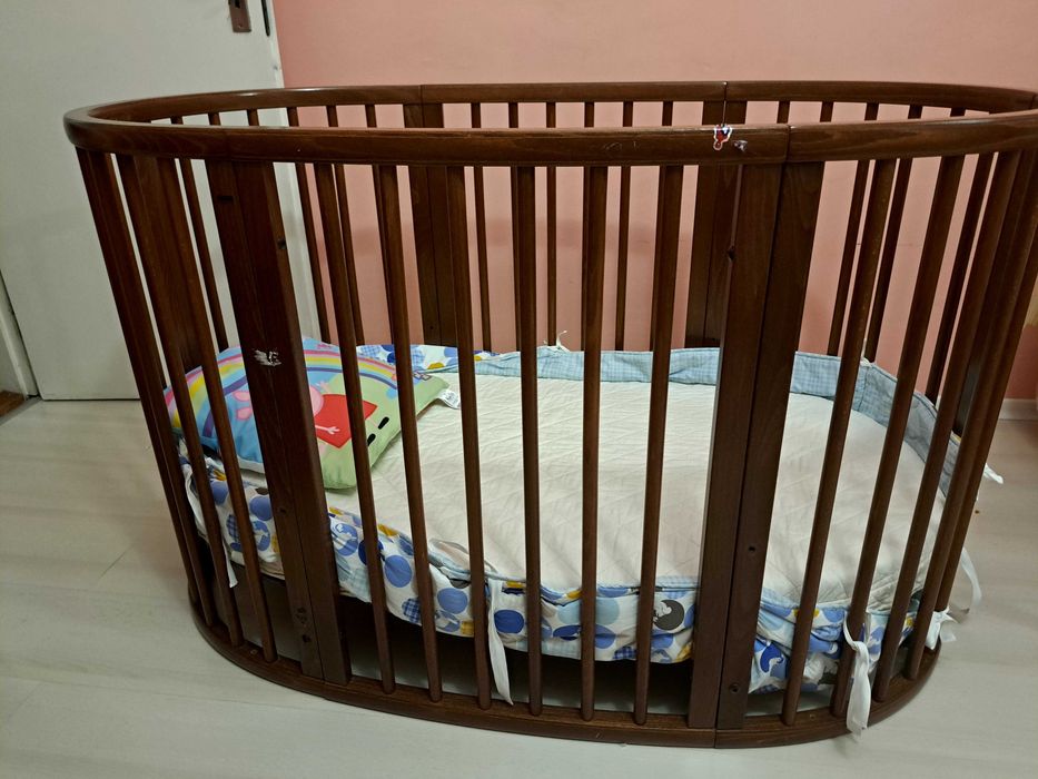 Продавам детско креватче и повивалник и столче.ек