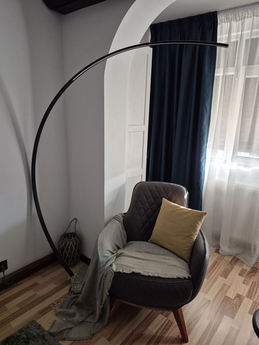 Lampadar led de podea din metal cu baza din marmura, nou.