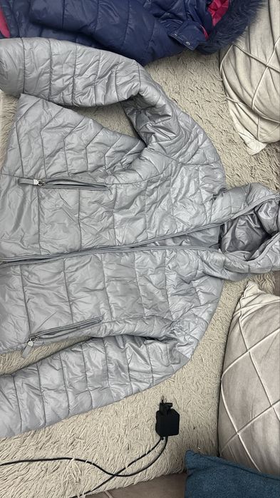 Продам женскую весеннюю куртку с башлыком