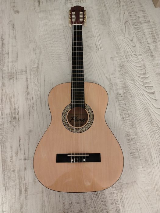 Chitară aproape nouă