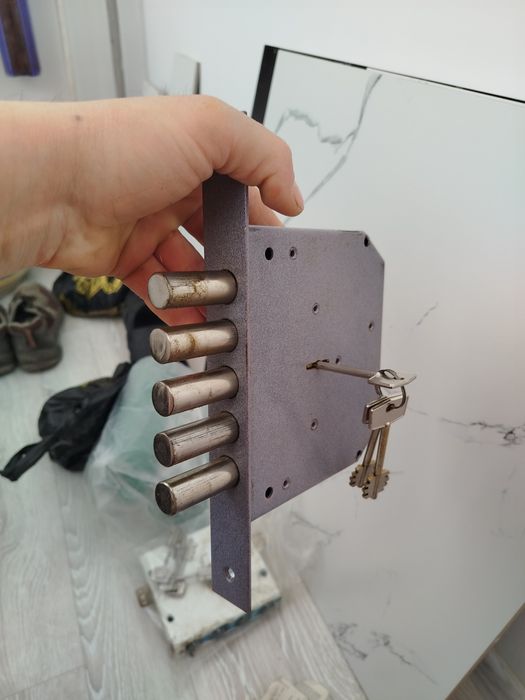 Продам замки эльбор большой.