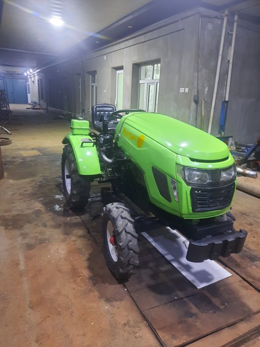 Mini trakror sotiladi