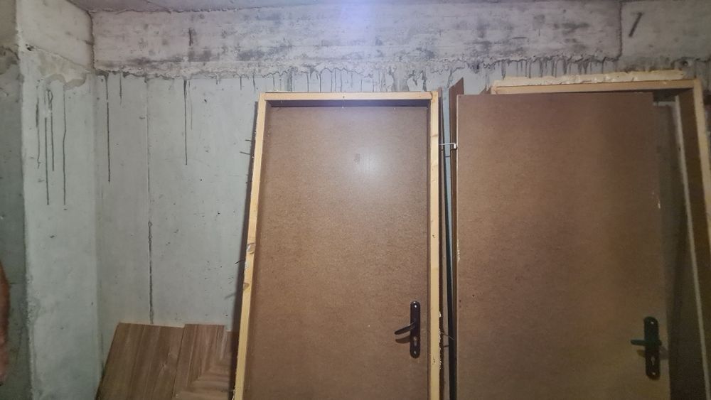 Две врати с каси и брави