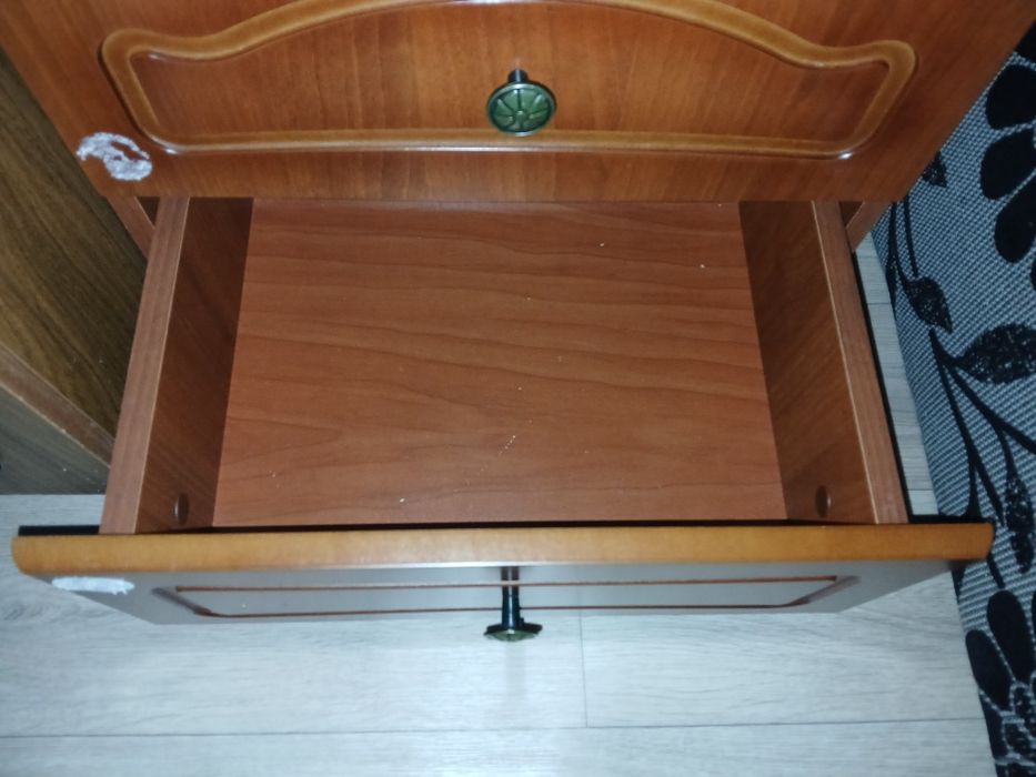 Продам небольшую тумбочку