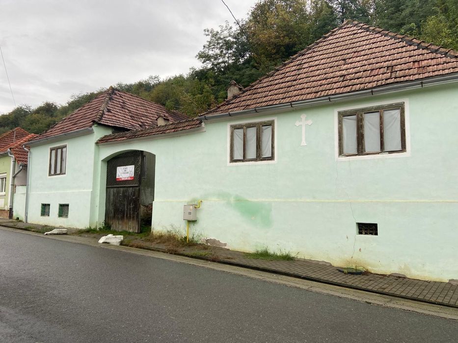 Casa la tara de vanzare