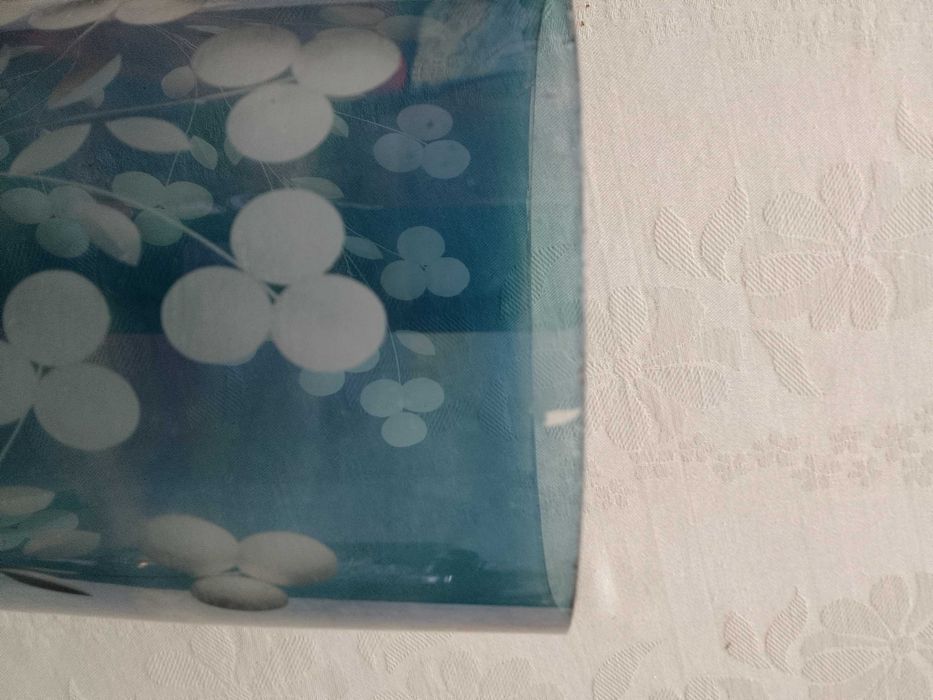 ретро синя стъклена- кристална ваза с гравирани цветя