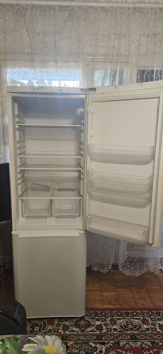 Холодильник Indesit. В рабочем состоянии.