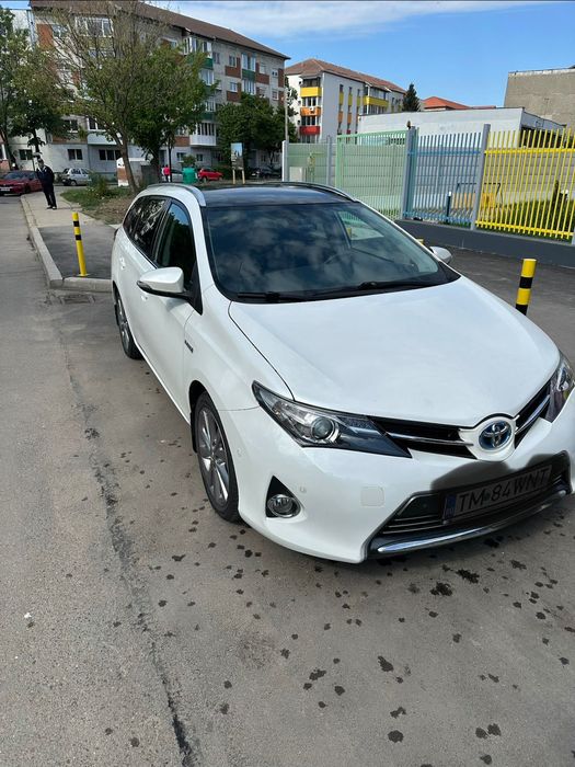 2013 Toyota Auris hibrid, alb perlat, 200000 km Timișoara