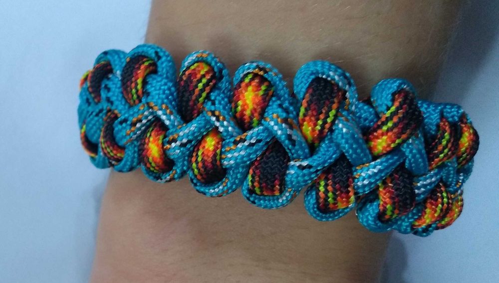 Vând/fac la comanda obiecte din Paracord.