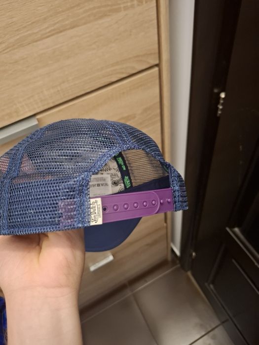 Sapca Von Dutch.