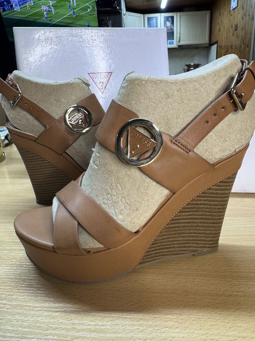 Сандали платформа GUESS 37