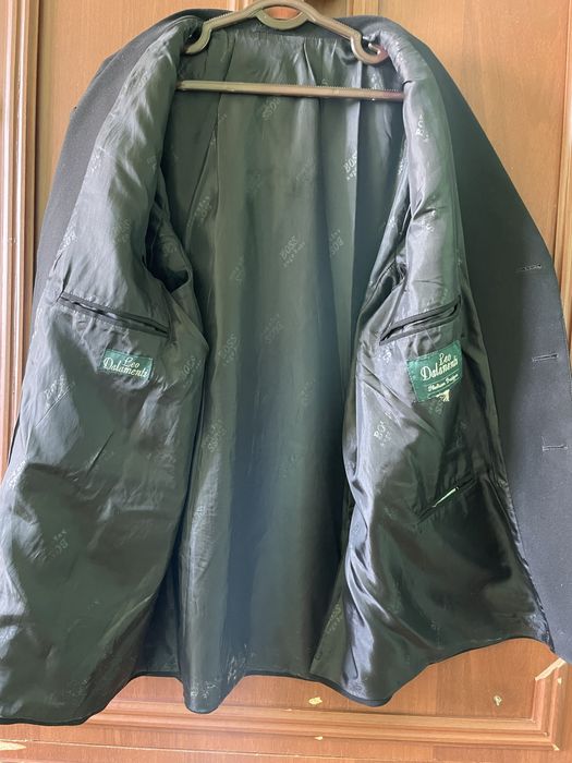 Чиройли костюмлар сотилади.