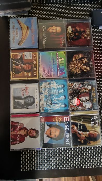 Vând 20 de CD -uri muzică