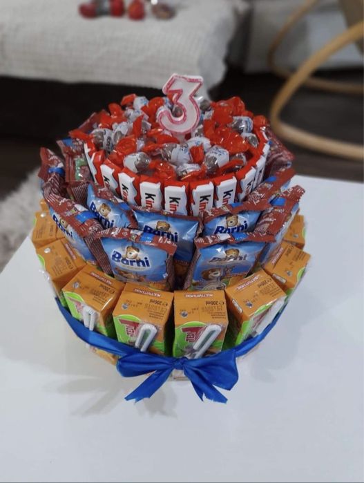 Tort din dulciuri ambalate