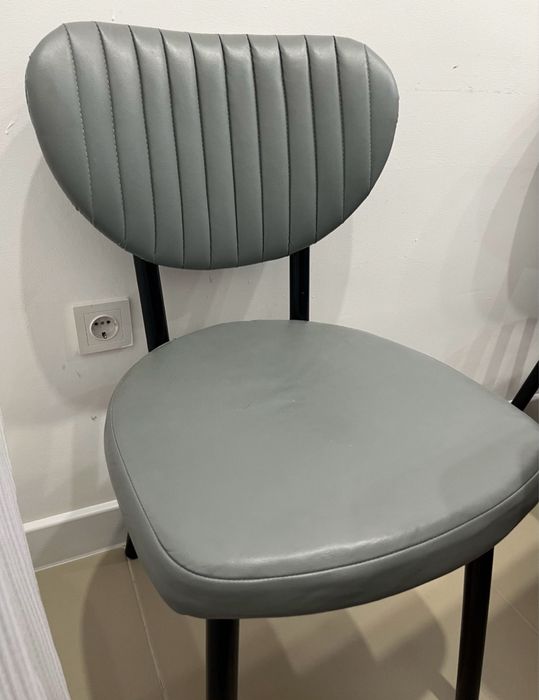 Стол с стульями.