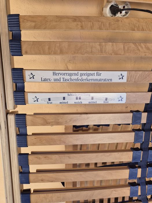 Vind 2 somiere și 2 noptiere