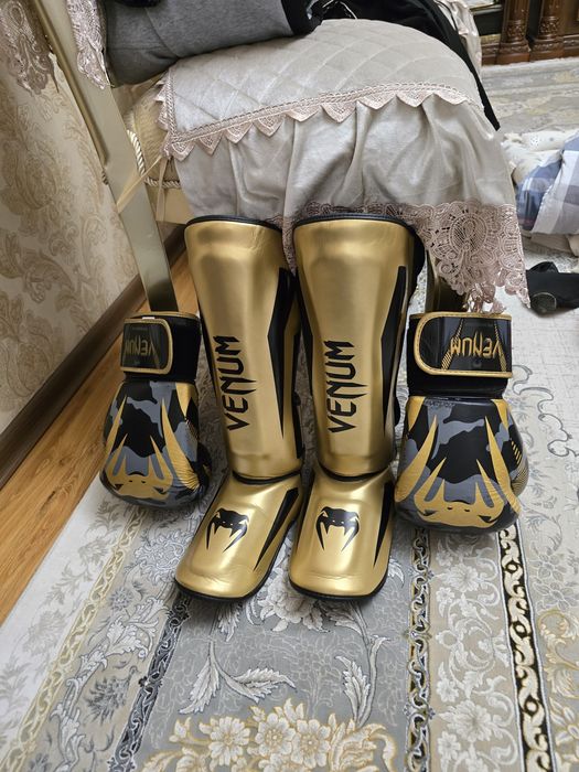 Venum Elite Boxing Gloves - Shin Guard Боксерскин перчатки
