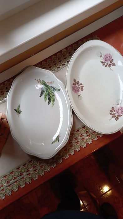 Vand 2 platouri superbe porțelan, ovale,cu model,mărimi mari