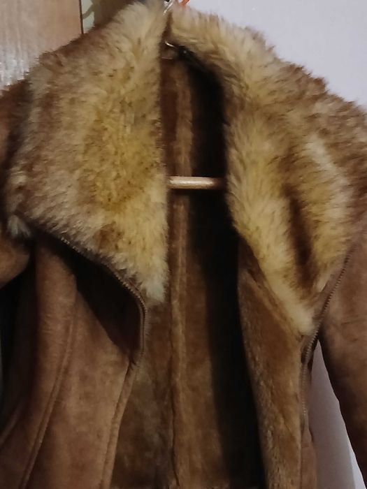 Haina eleganta din piele intoarsa cu blana naturala