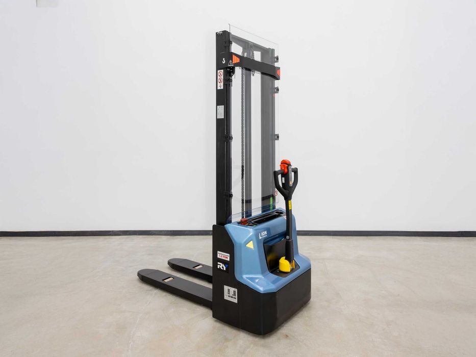 Штабелер электрический / Штаблер  Royal Forklift 1 200кг/ 3 600мм